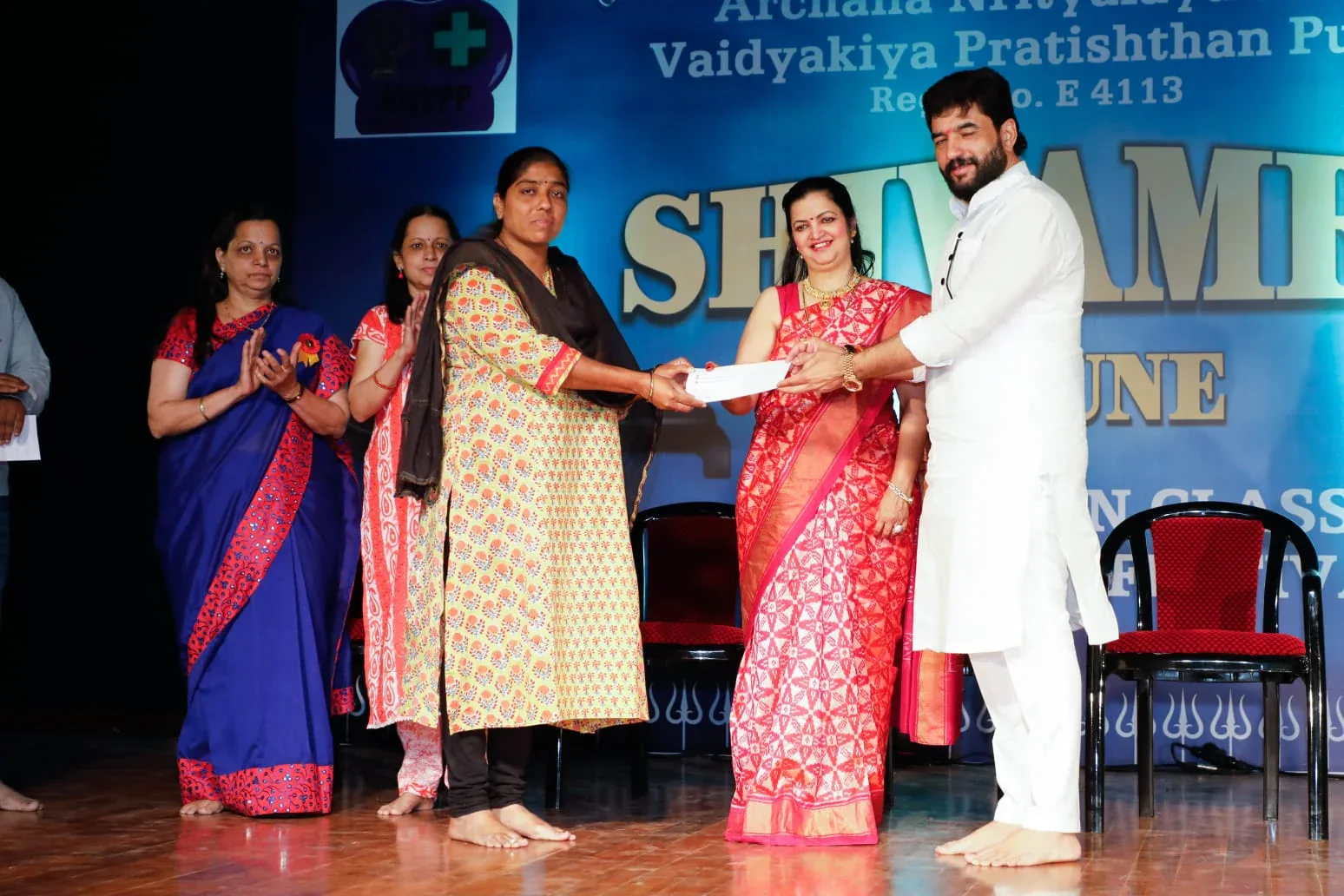 Murlidhar Mohol presenting a donation cheque to a patient at ANVPP's 2024 event