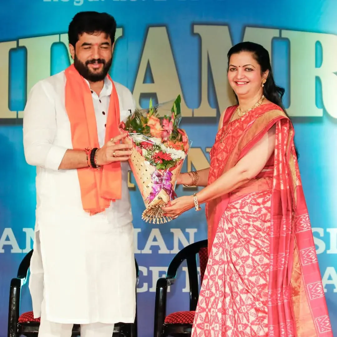 Murlidhar Mohol receiving a floral welcome from Guru Archana Patwardhan at ANVPP's 2024 event